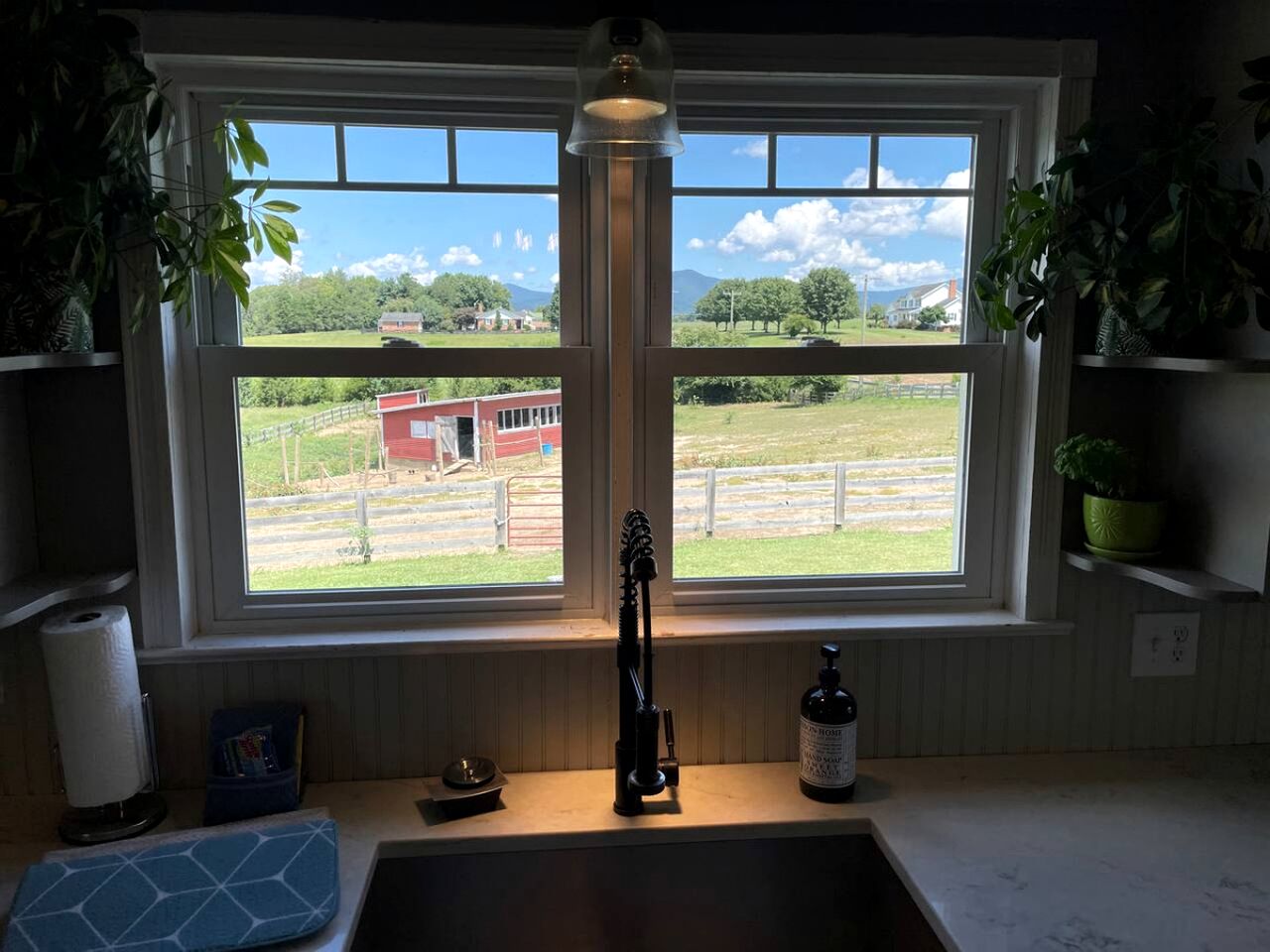 Cute Cottage on Working Farm for Farmstay Glamping Getaways to Virginia - Perfect for Animal Lovers