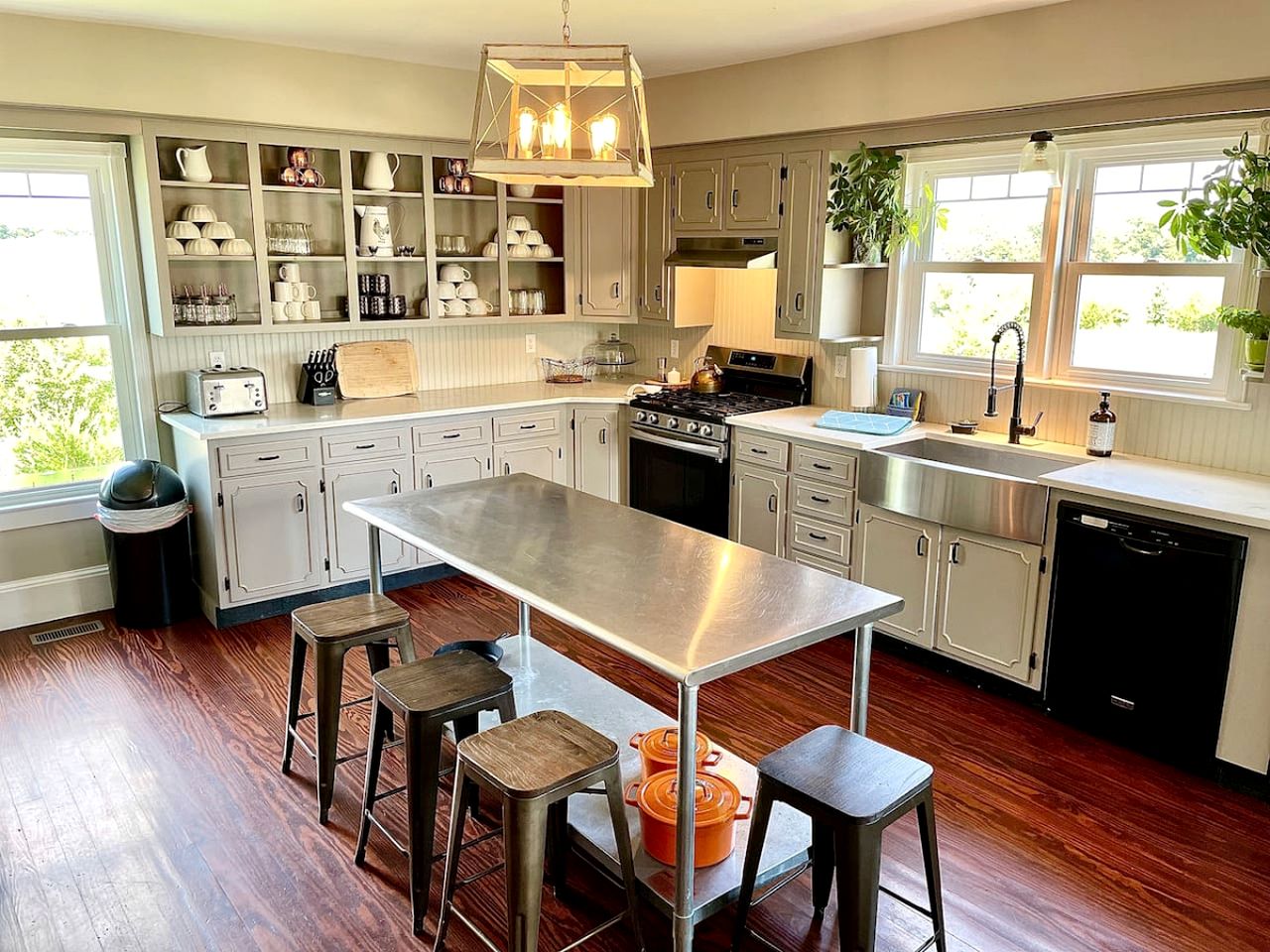 Cute Cottage on Working Farm for Farmstay Glamping Getaways to Virginia - Perfect for Animal Lovers