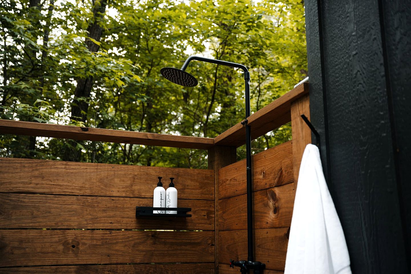 Cute Elevated Tiny House with Private Hot Tub for Romantic Escapes in Alabama