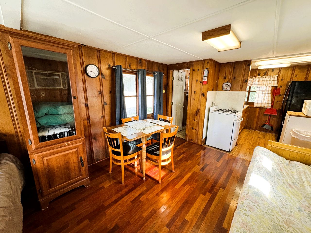 Cute Lakeside Cabin for an Unforgettable Fishing Adventure on Lake Taneycomo in Rockaway Beach, Missouri