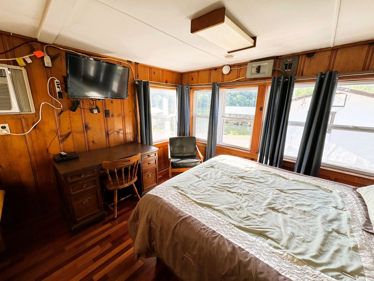 Cute Lakeside Cabin for an Unforgettable Fishing Adventure on Lake Taneycomo in Rockaway Beach, Missouri