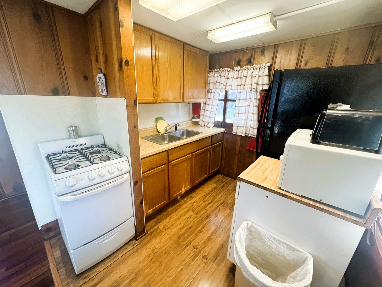 Cute Lakeside Cabin for an Unforgettable Fishing Adventure on Lake Taneycomo in Rockaway Beach, Missouri