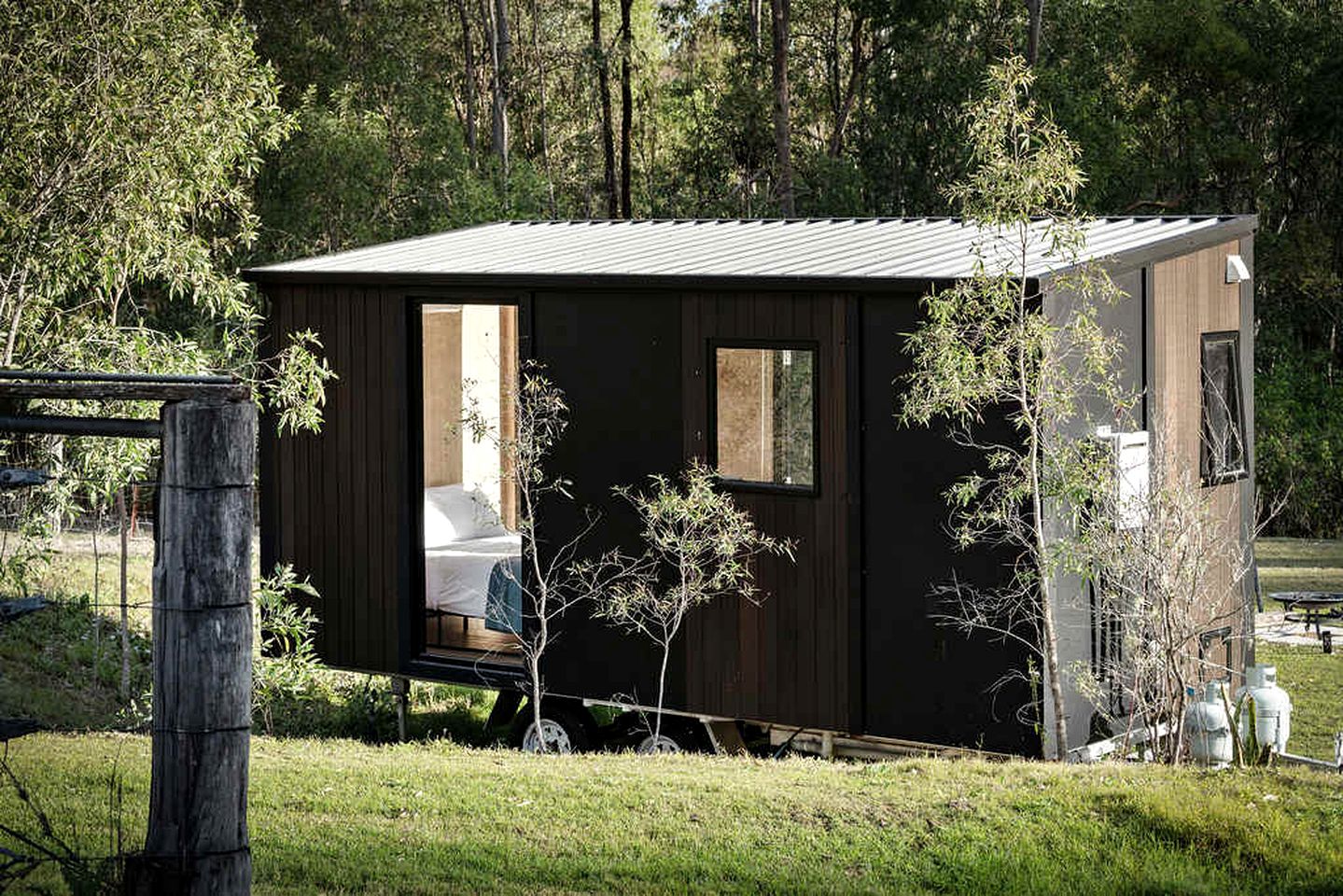Cute Tiny House for a Delightful Relaxing Farm Stay Surrounded by Nature in Mundoolun, Queensland
