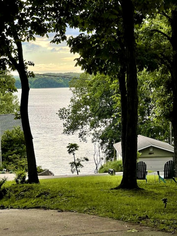 Charming Cottage with Fire Pit and Barbecue in Cadiz, Kentucky