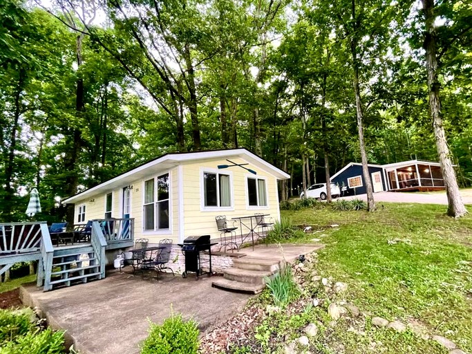 Charming Cottage with Fire Pit and Barbecue in Cadiz, Kentucky