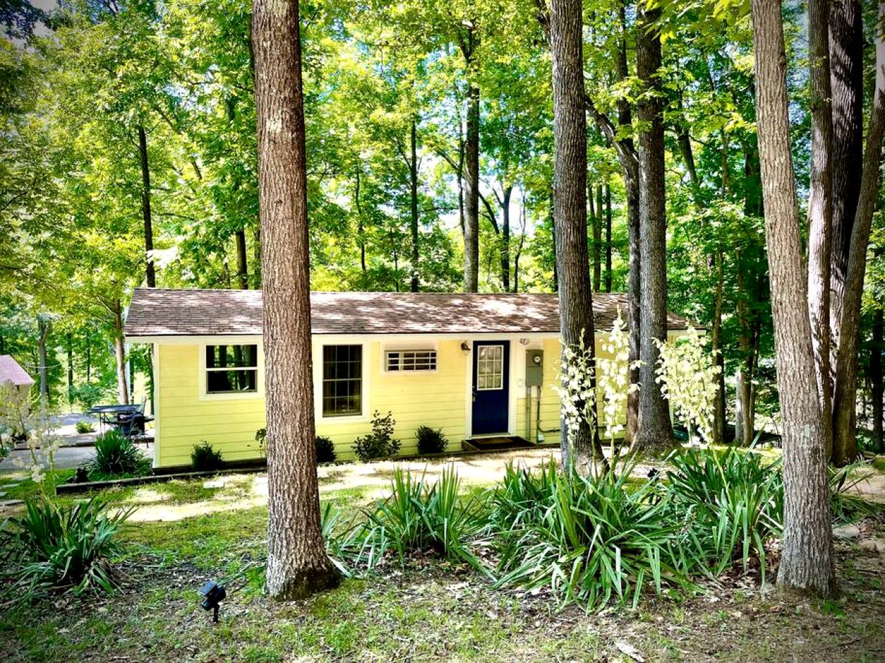 Charming Cottage with Fire Pit and Barbecue in Cadiz, Kentucky