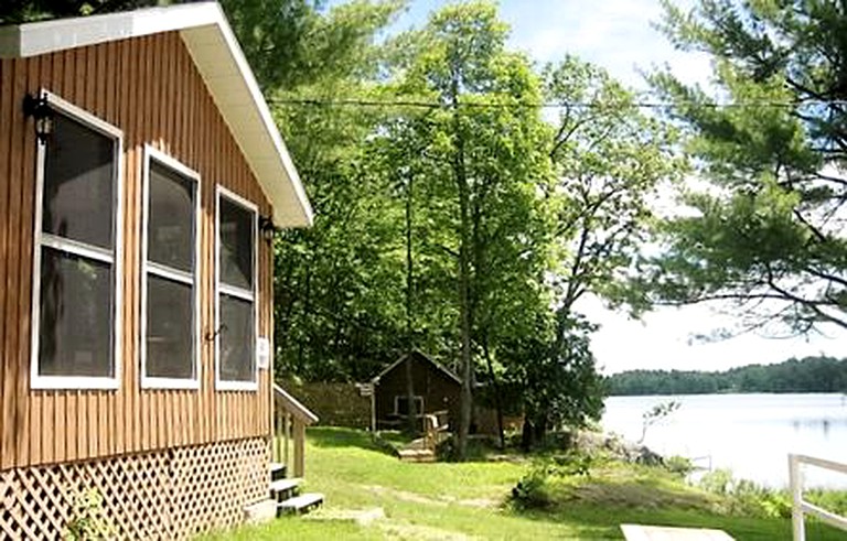 Lakeside Cottage Near Maple Lake Ontario