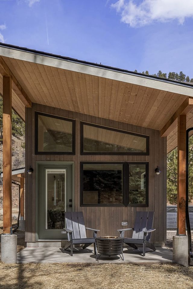 Cozy Modern Cabin with Hot Tub Nestled in the Trees for an Amazing Getaway in Nature in Grant, Colorado
