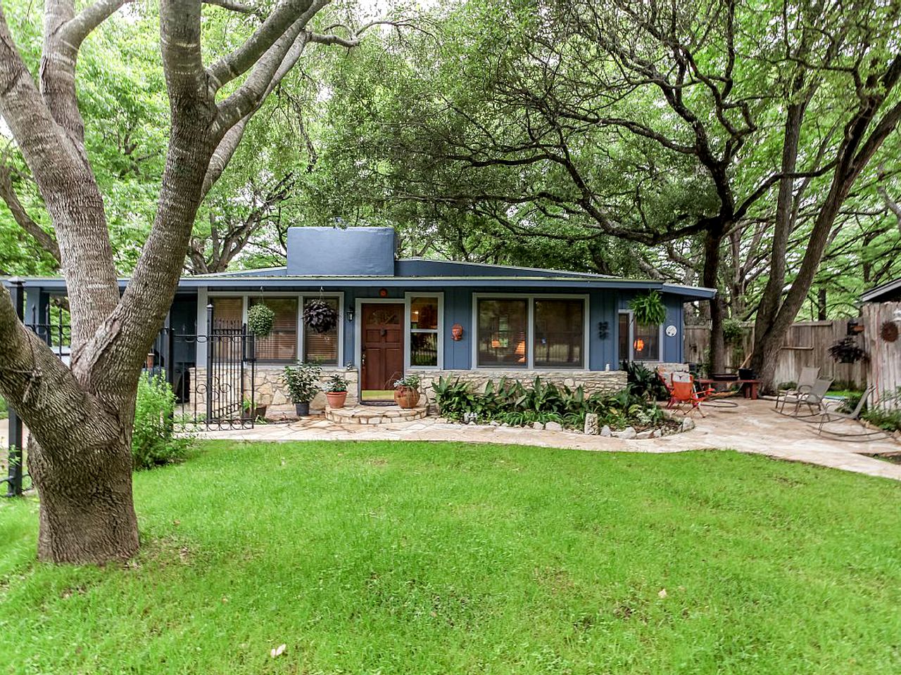 Waterfront Rental Set in Texas Hill Country