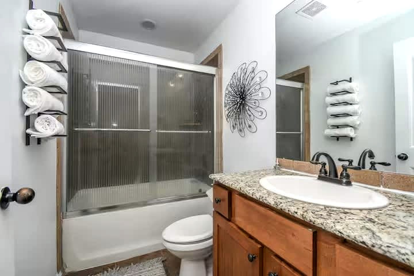 Family-Friendly Getaway with Large Yard & Cozy Living Spaces in Siloam Springs, Arkansas
