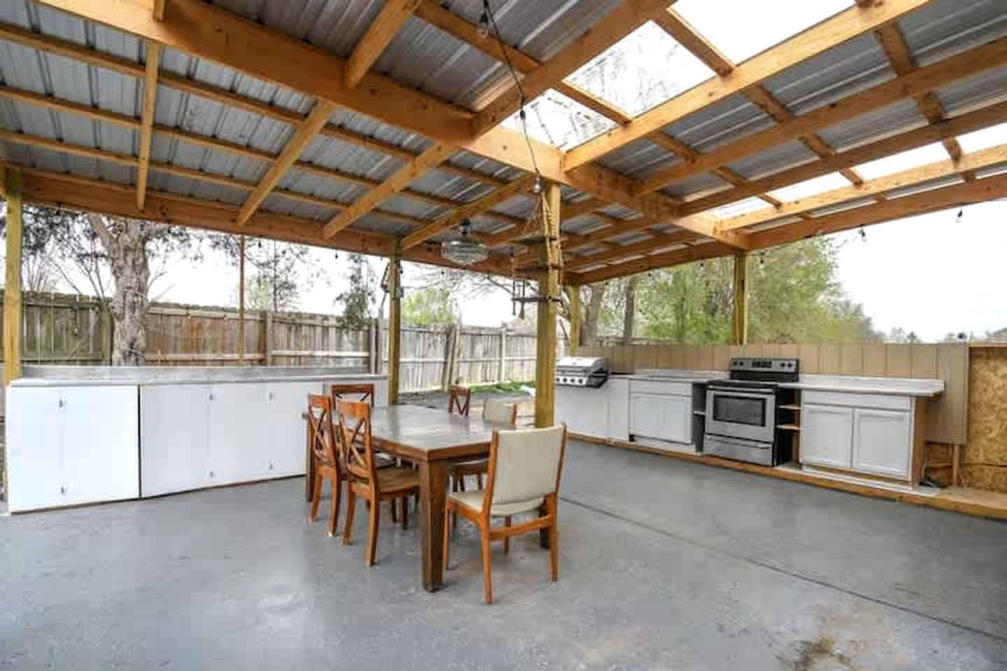Family-Friendly Getaway with Large Yard & Cozy Living Spaces in Siloam Springs, Arkansas