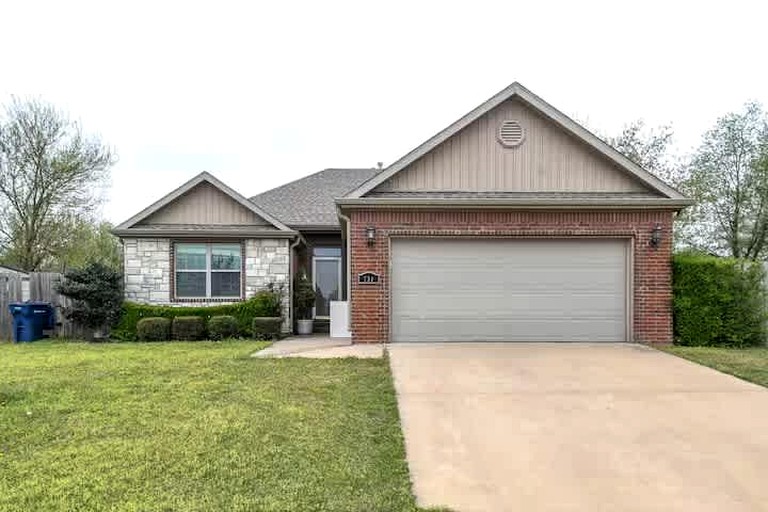 Family-Friendly Getaway with Large Yard & Cozy Living Spaces in Siloam Springs, Arkansas