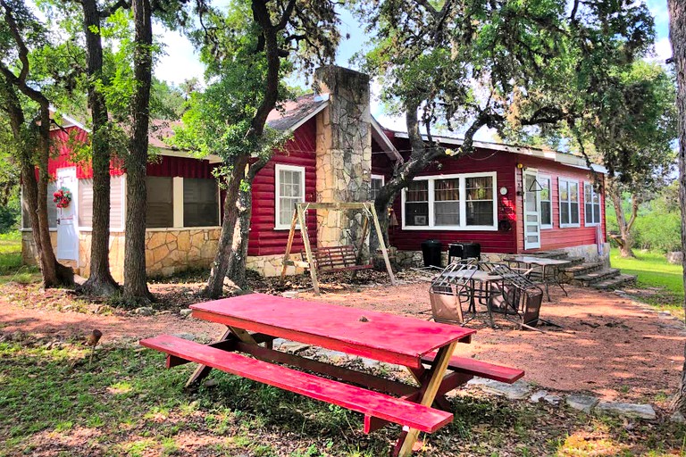 This Bandera accommodation is perfect for Texas Hill Country getaways