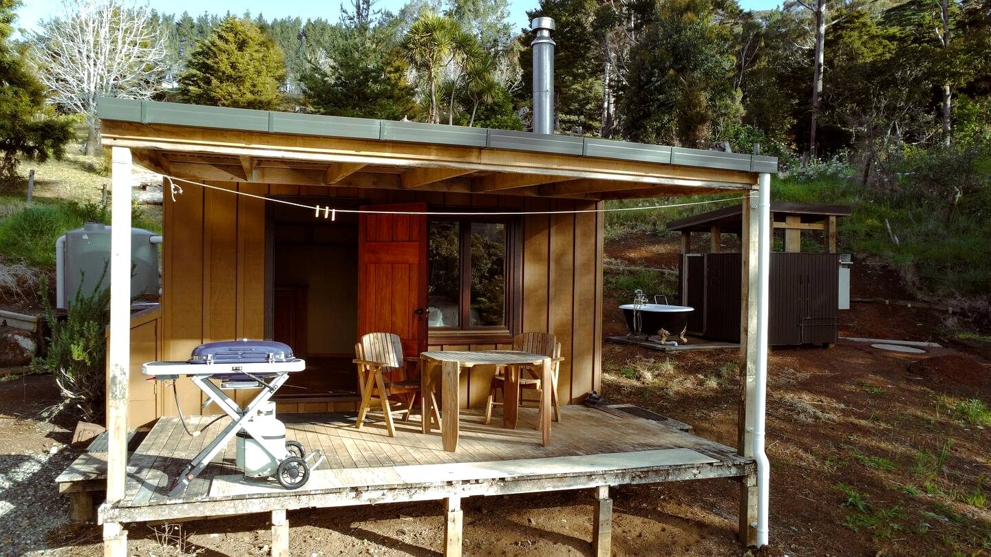Off-Grid, Waterfront Glamping Cabin with Outdoor Shower and Bathtub, Perfect for a Romantic Escape to Kaeo, New Zealand
