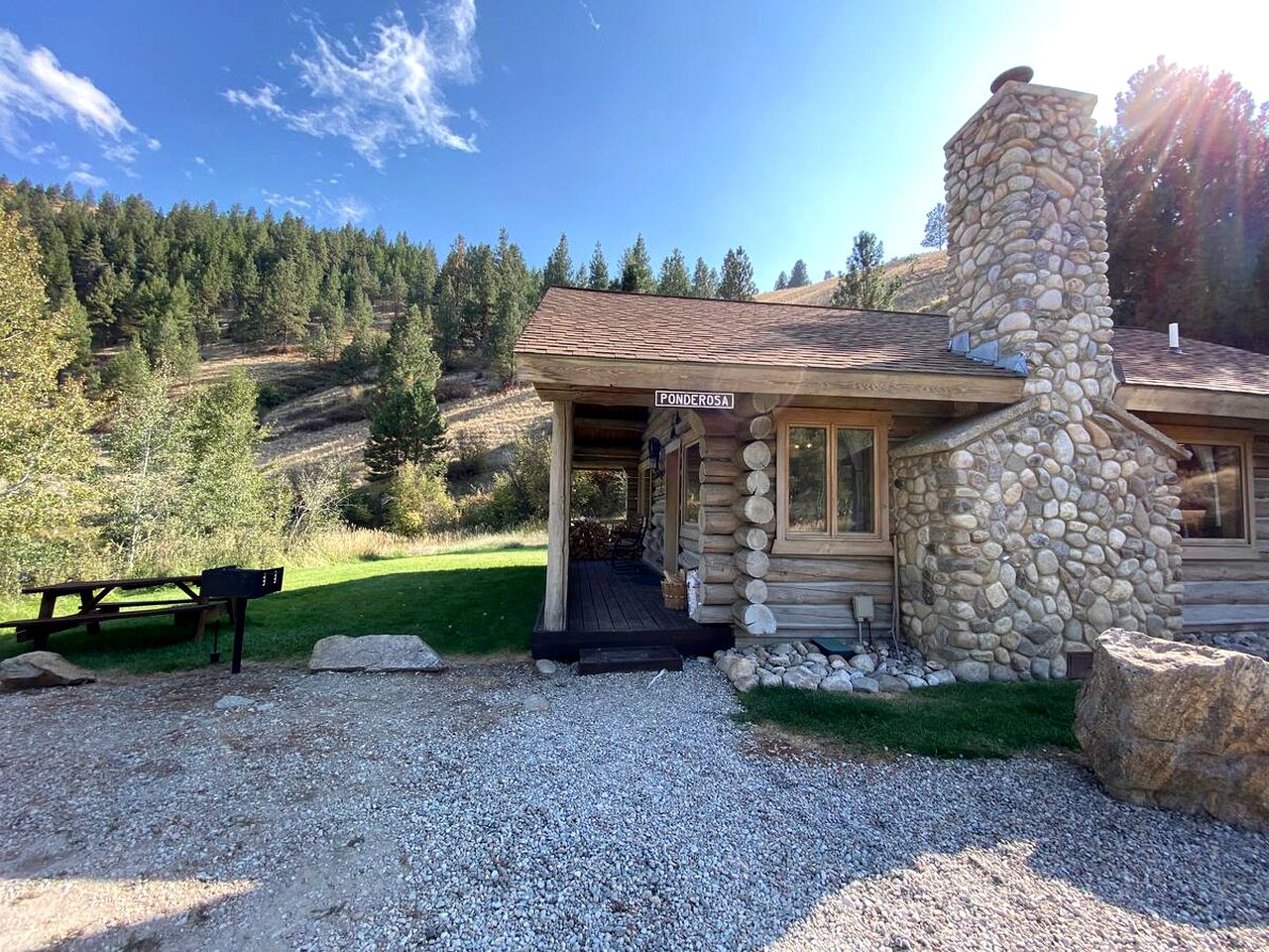 Montana Mountain Glamping: Charming Log Cabin with a Private Hot Tub in Darby