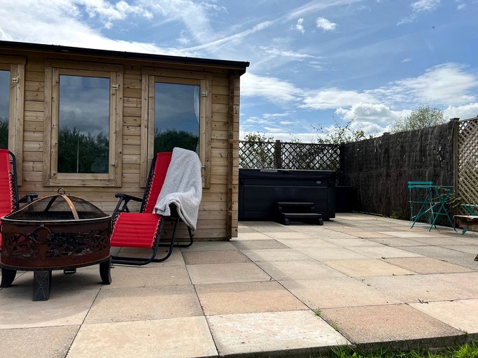 Silver Springs Farm Lodge [Garden View] | Log Cabins (Dingestow, Monmouthshire, United Kingdom)