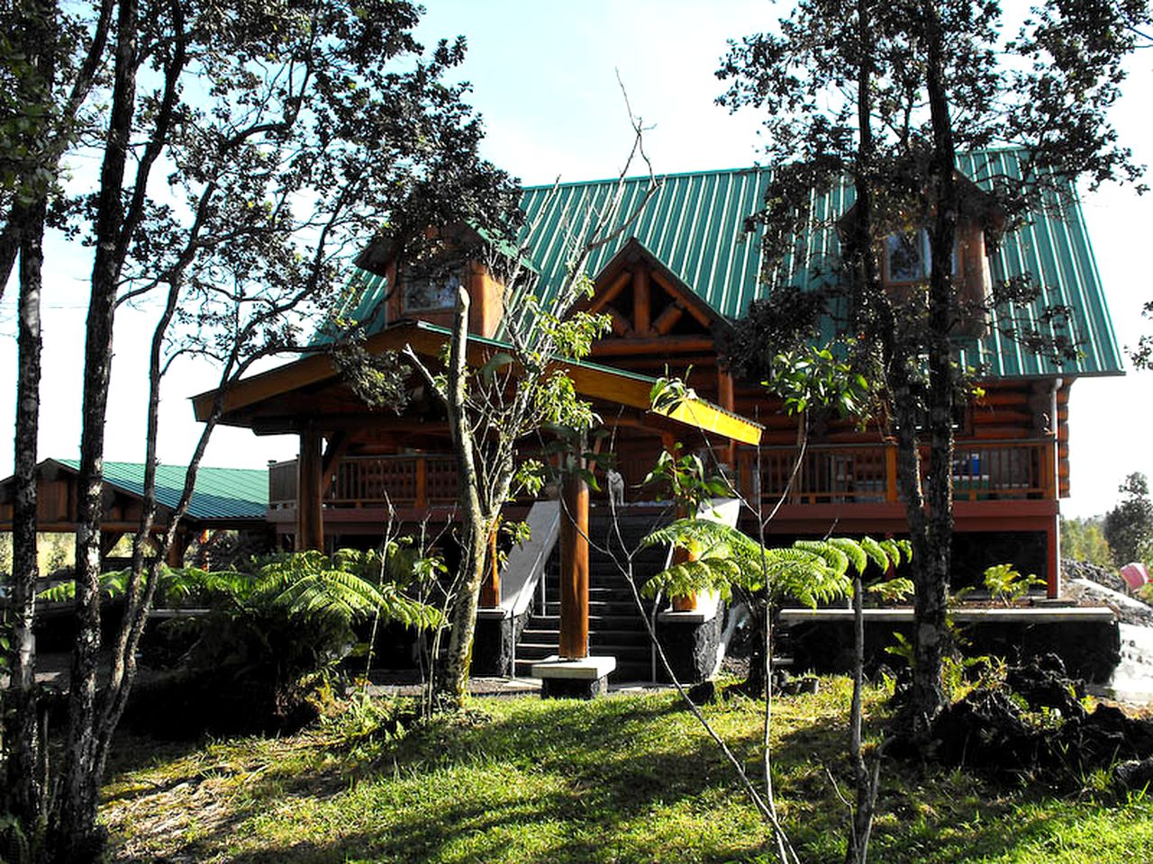 Unique Getaway at Rustic Log Cabin Bed and Breakfast in Hawaiian Acres, Hawaii