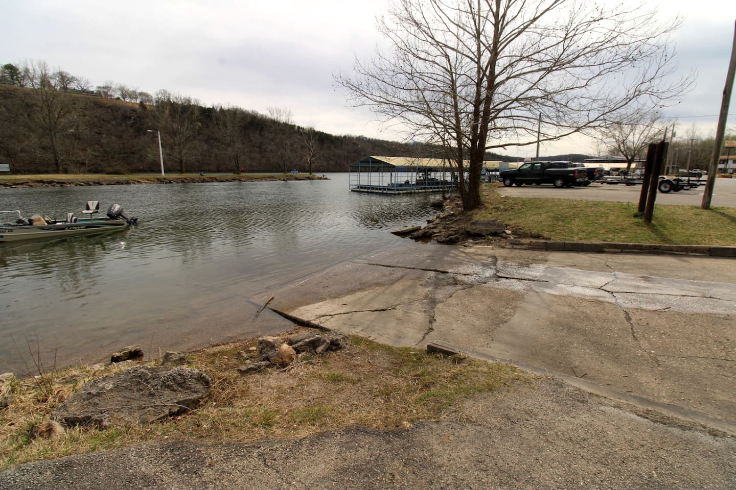 Rustic Cabin on Lake Taneycomo, Perfect for Your Next Fishing Vacation in Rockaway Beach, Missouri