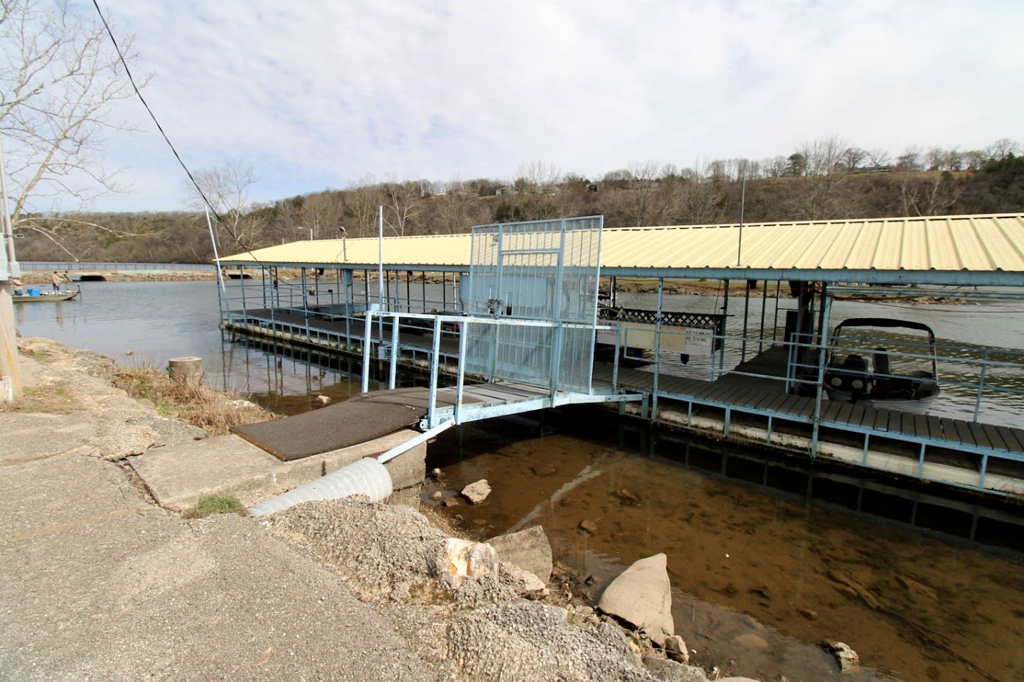 Rustic Cabin on Lake Taneycomo, Perfect for Your Next Fishing Vacation in Rockaway Beach, Missouri