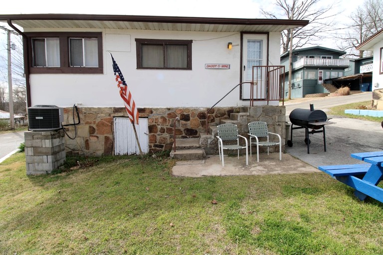 Rustic Cabin on Lake Taneycomo, Perfect for Your Next Fishing Vacation in Rockaway Beach, Missouri
