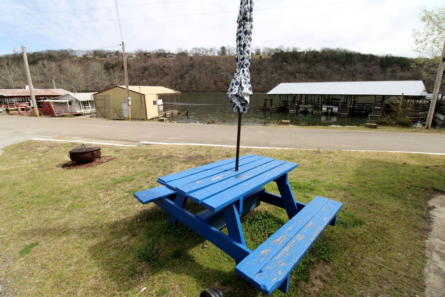 Rustic Cabin on Lake Taneycomo, Perfect for Your Next Fishing Vacation in Rockaway Beach, Missouri