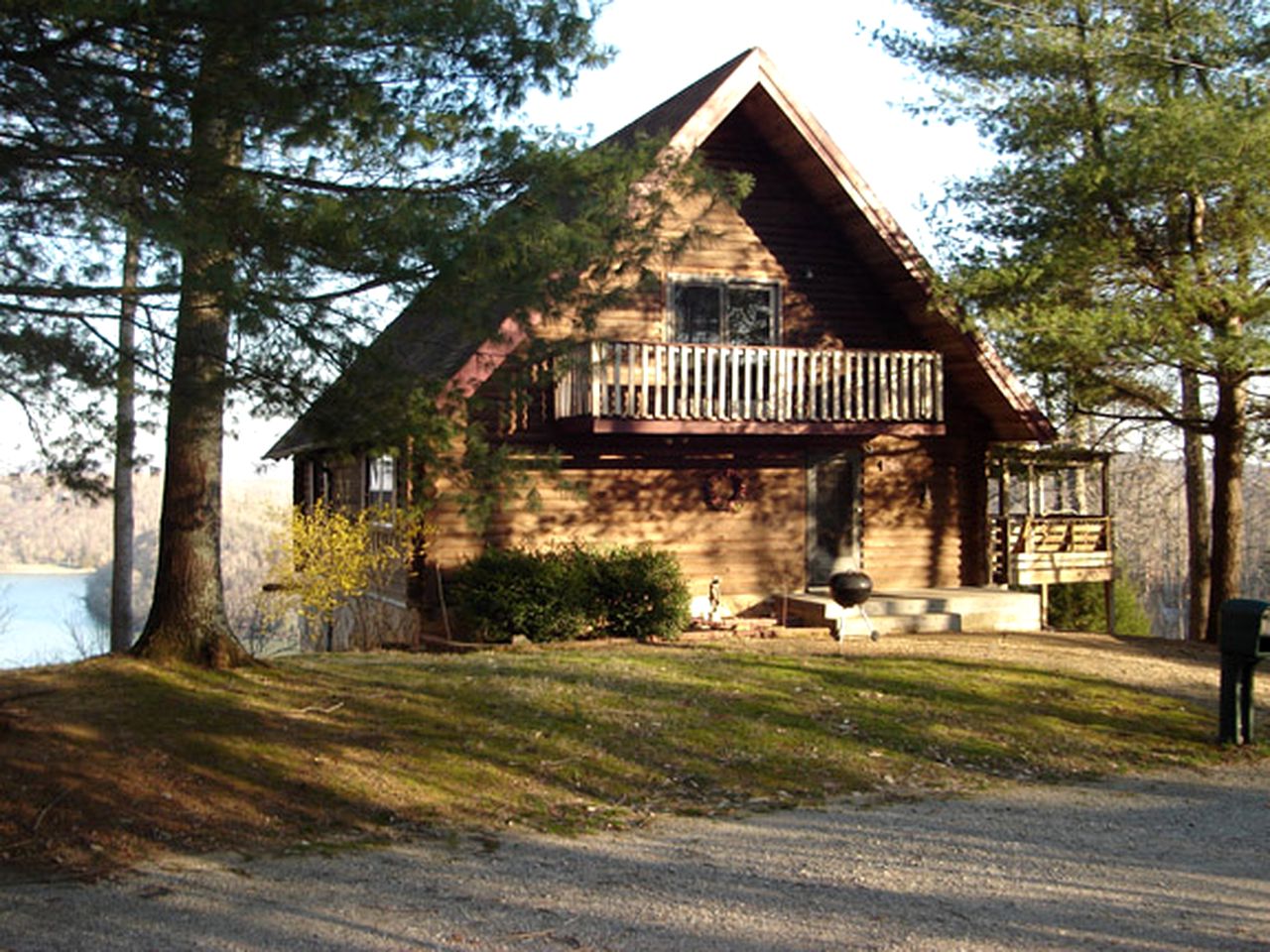 Rustic Cabin Rental overlooking Dale Hollow Lake in Byrdstown, Tennessee