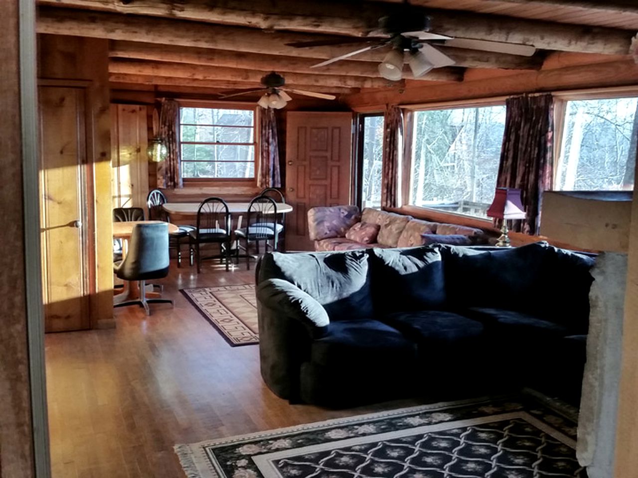 Rustic Cabin Rental overlooking Dale Hollow Lake in Byrdstown, Tennessee