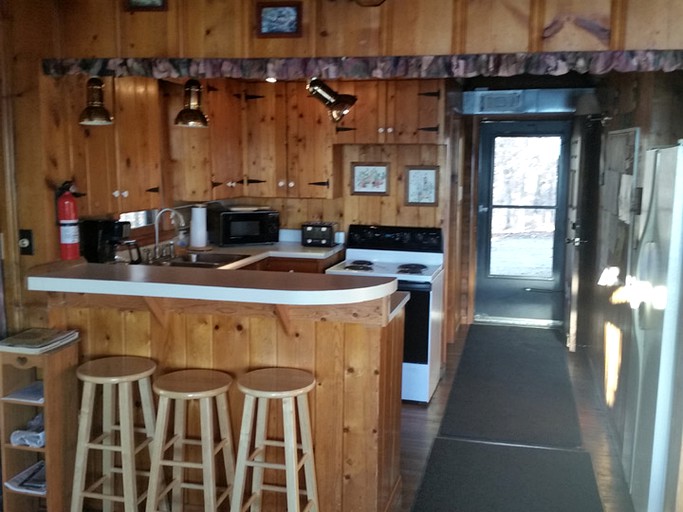 Cabins (Byrdstown, Tennessee, United States)