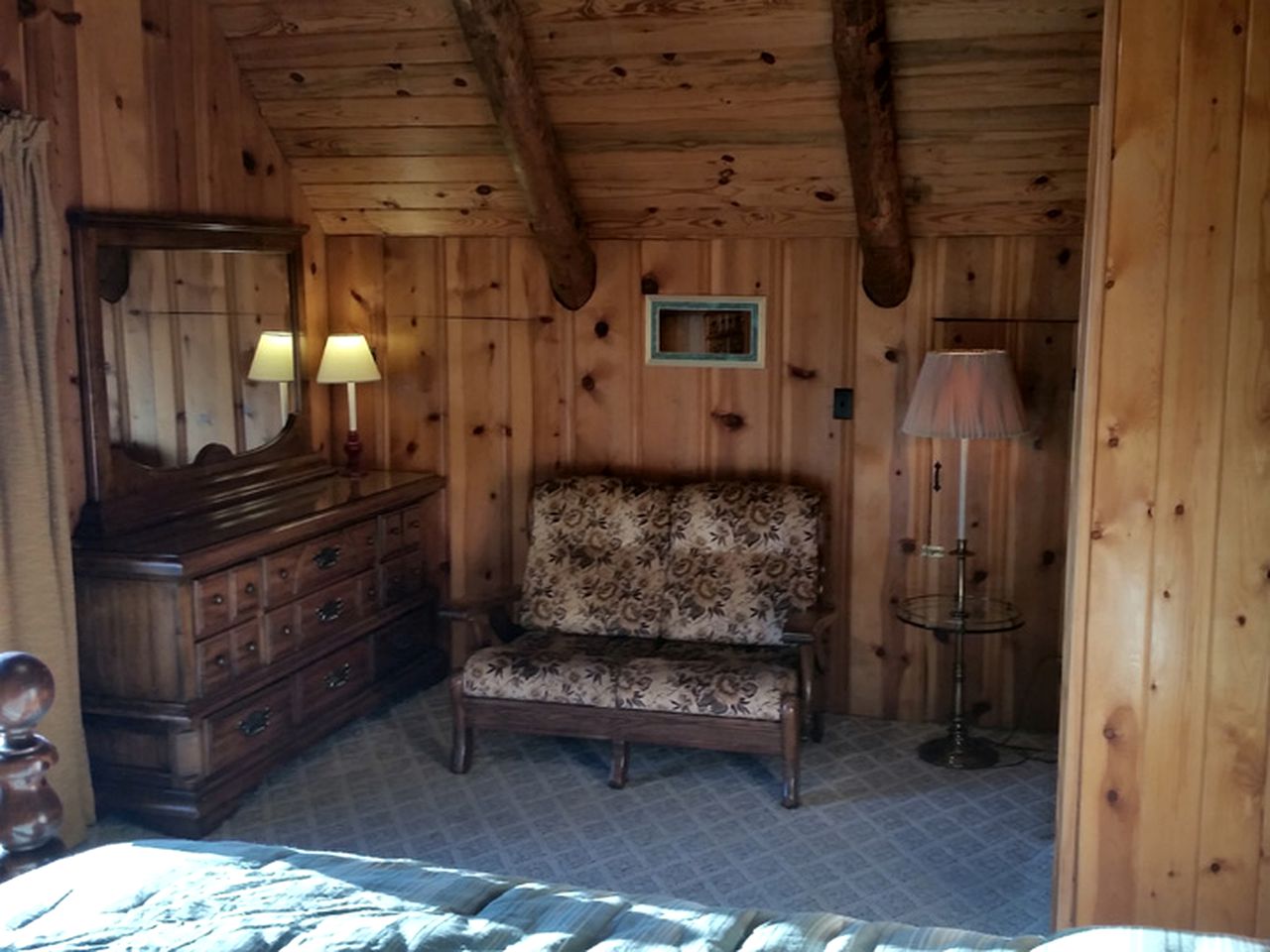 Rustic Cabin Rental overlooking Dale Hollow Lake in Byrdstown, Tennessee