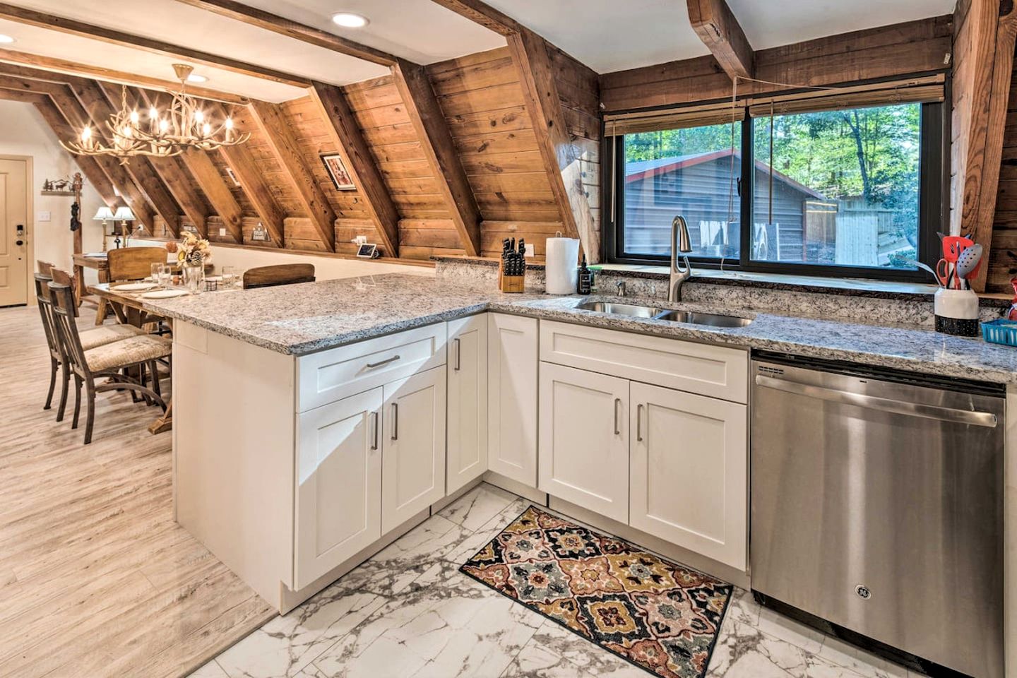 Charming A-frame with Hot-tub and Games in Asheville, North Carolina