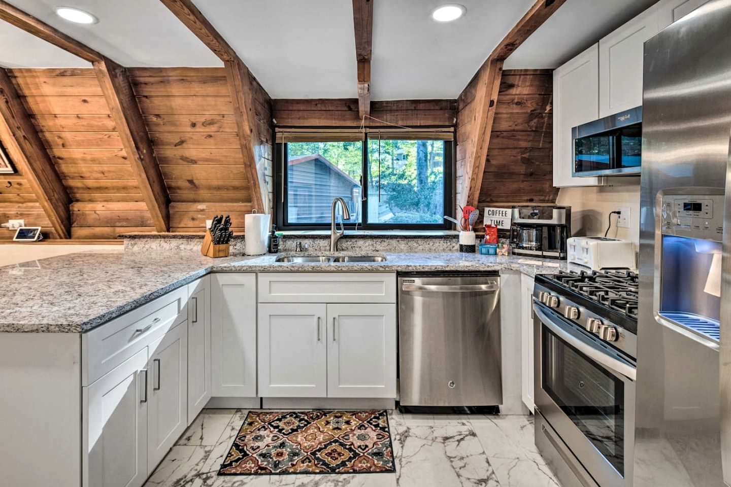 Charming A-frame with Hot-tub and Games in Asheville, North Carolina