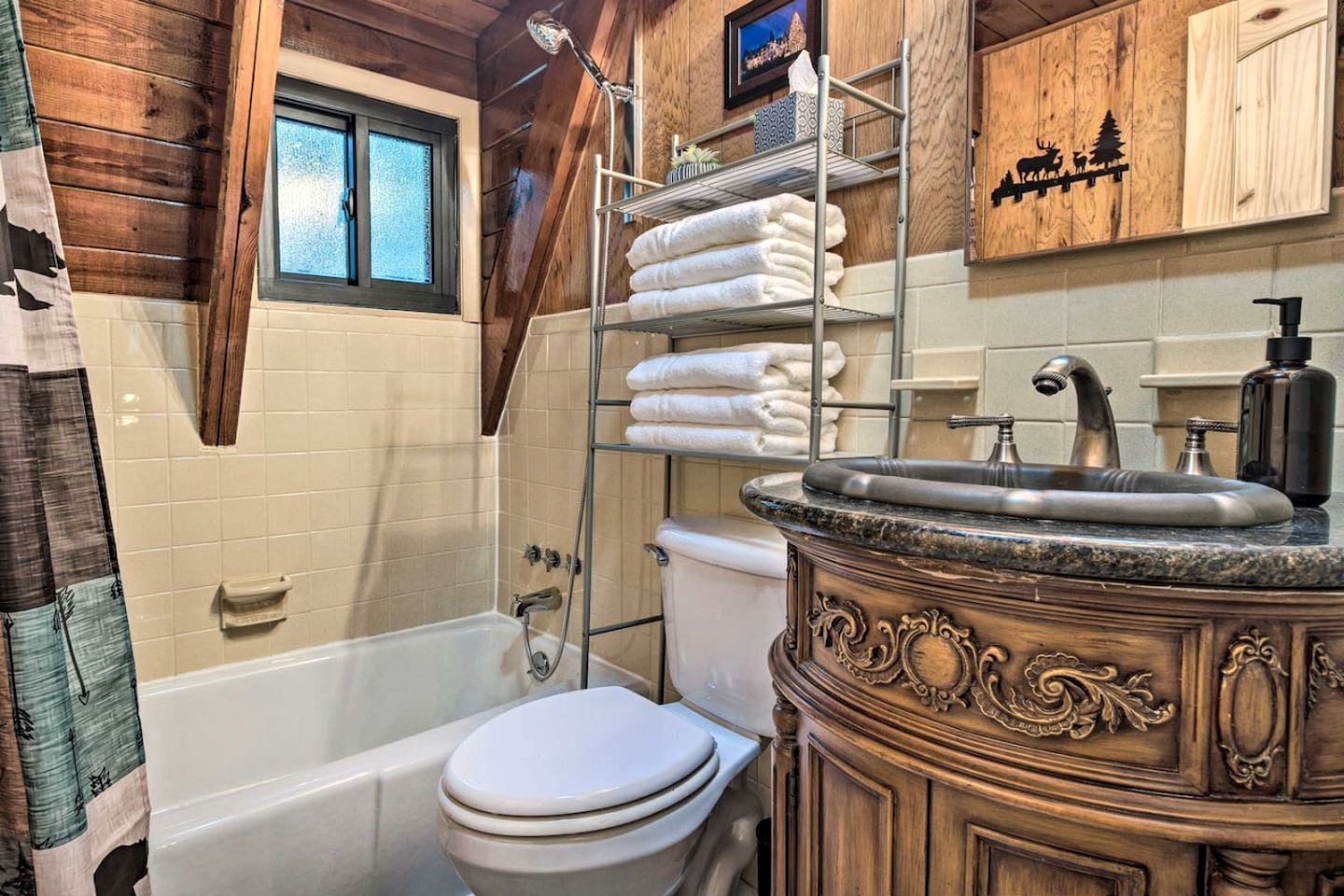 Charming A-frame with Hot-tub and Games in Asheville, North Carolina