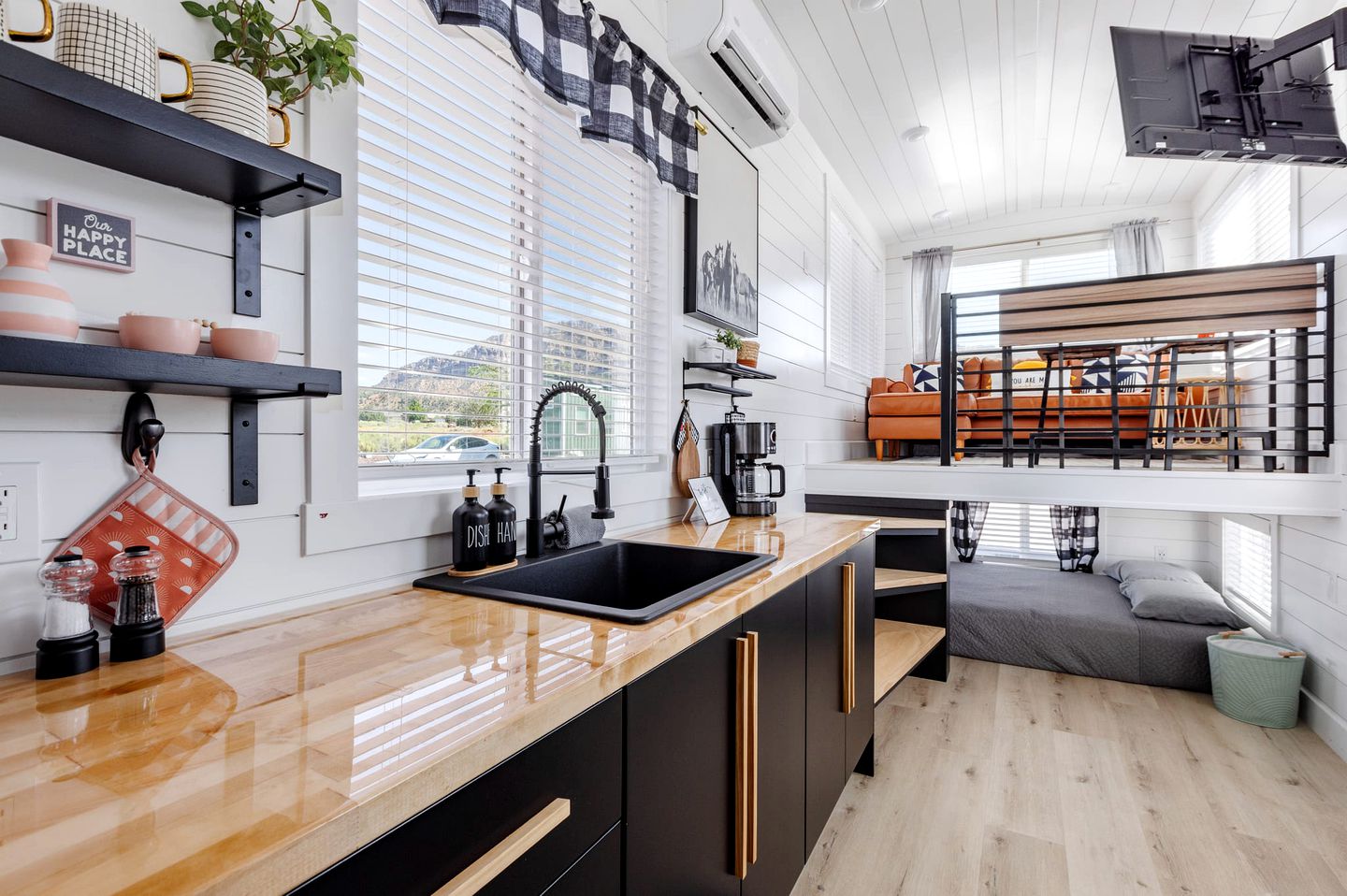 Zion's Gateway: Fully Equipped Tiny Home for Your Utah Exploration!