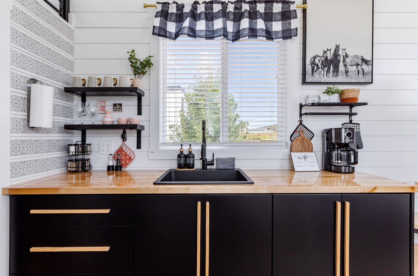 Zion's Gateway: Fully Equipped Tiny Home for Your Utah Exploration!