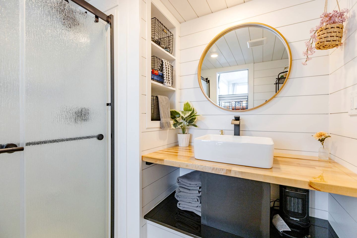 Zion's Gateway: Fully Equipped Tiny Home for Your Utah Exploration!