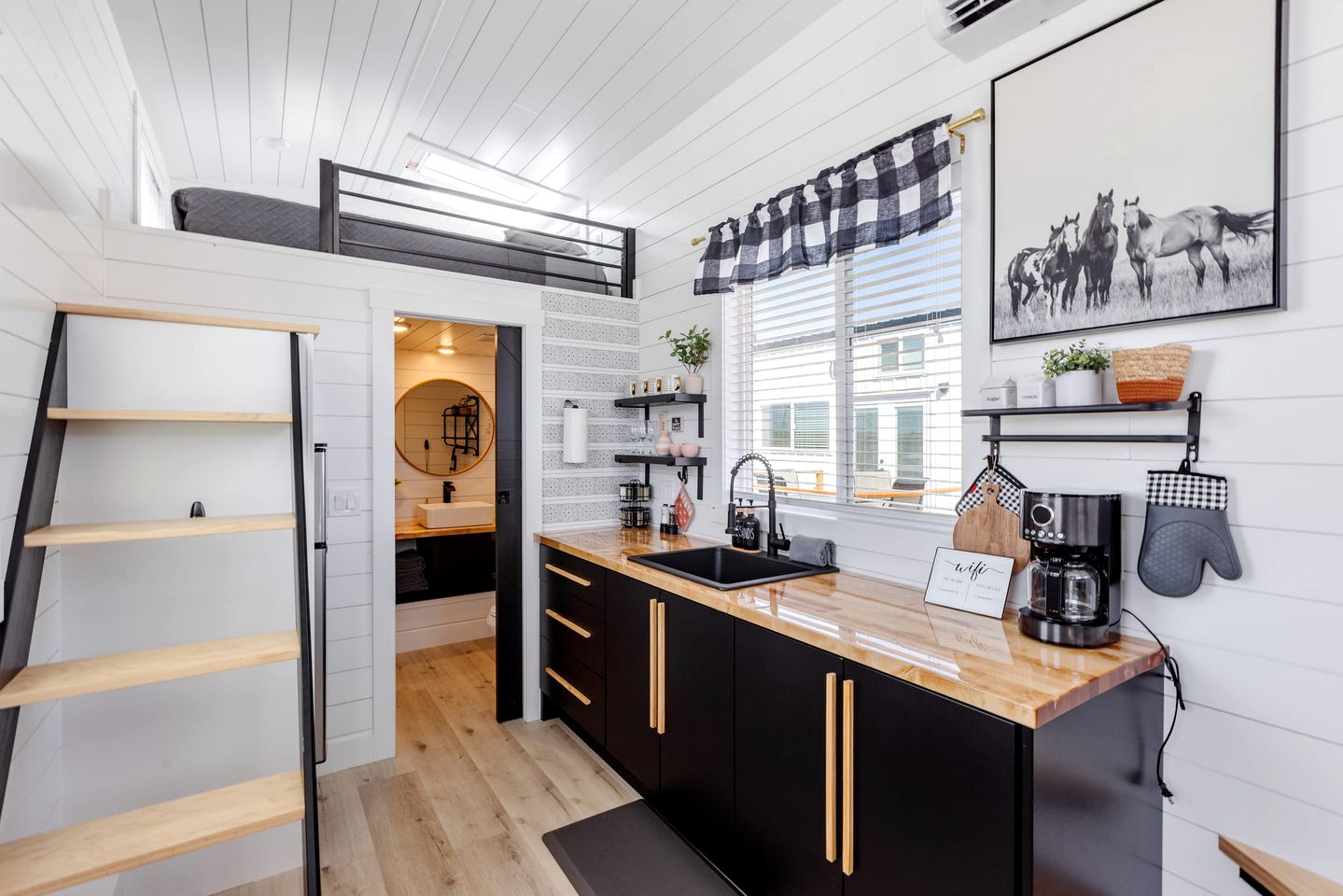 Zion's Gateway: Fully Equipped Tiny Home for Your Utah Exploration!