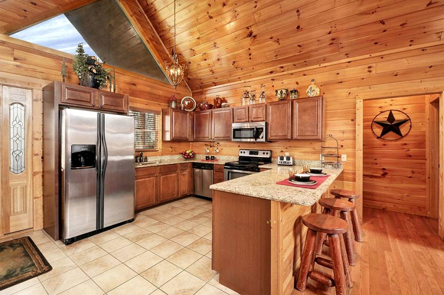 Spacious Cabin with Game Room and Hot-tub in Sevierville, Tennessee