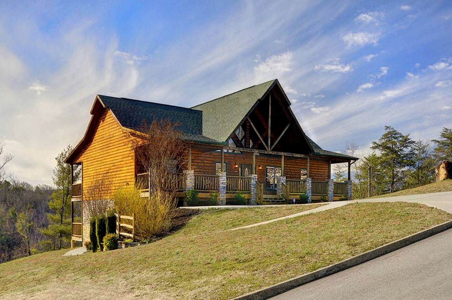 Spacious Cabin with Game Room and Hot-tub in Sevierville, Tennessee