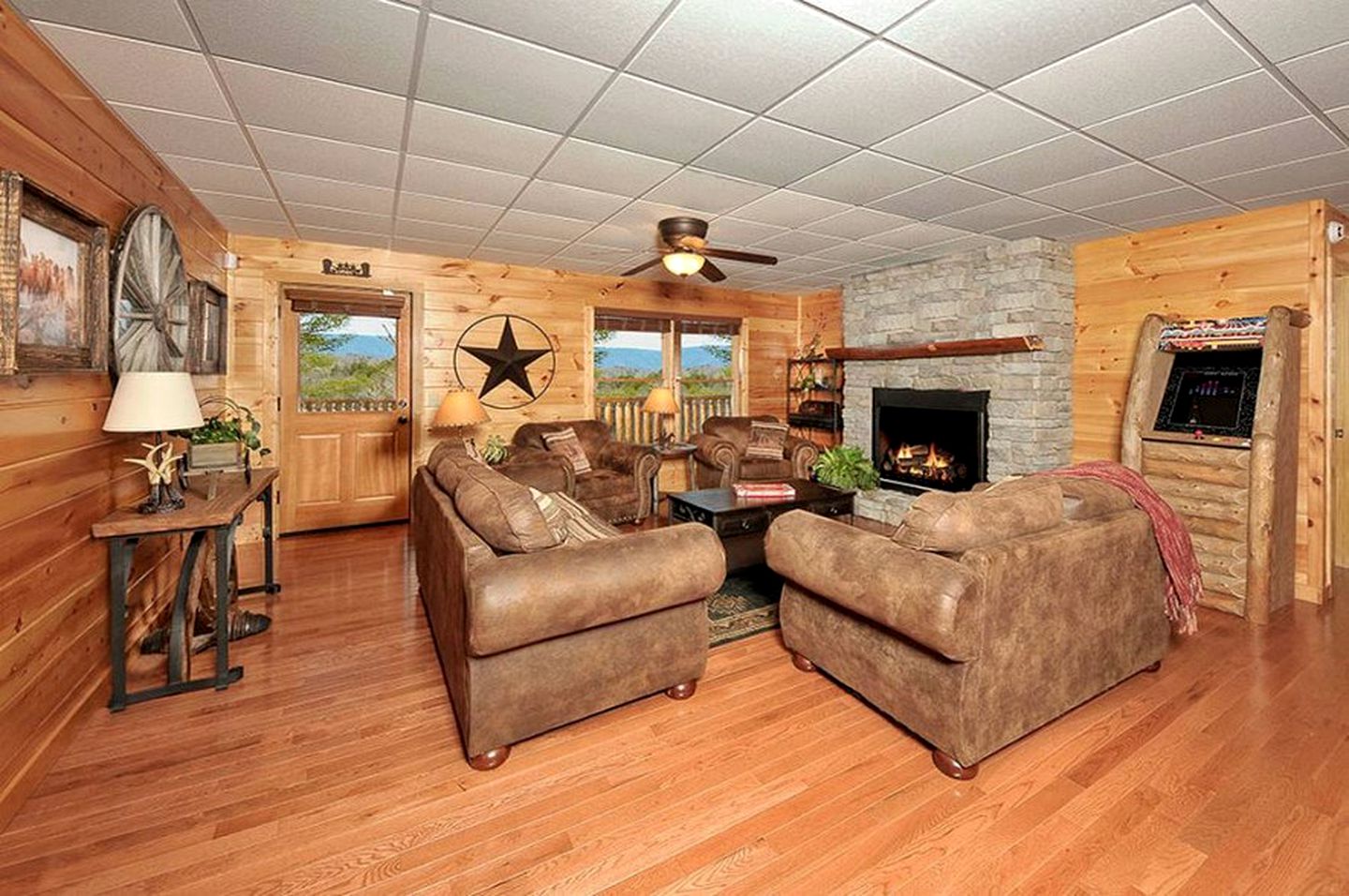 Spacious Cabin with Game Room and Hot-tub in Sevierville, Tennessee
