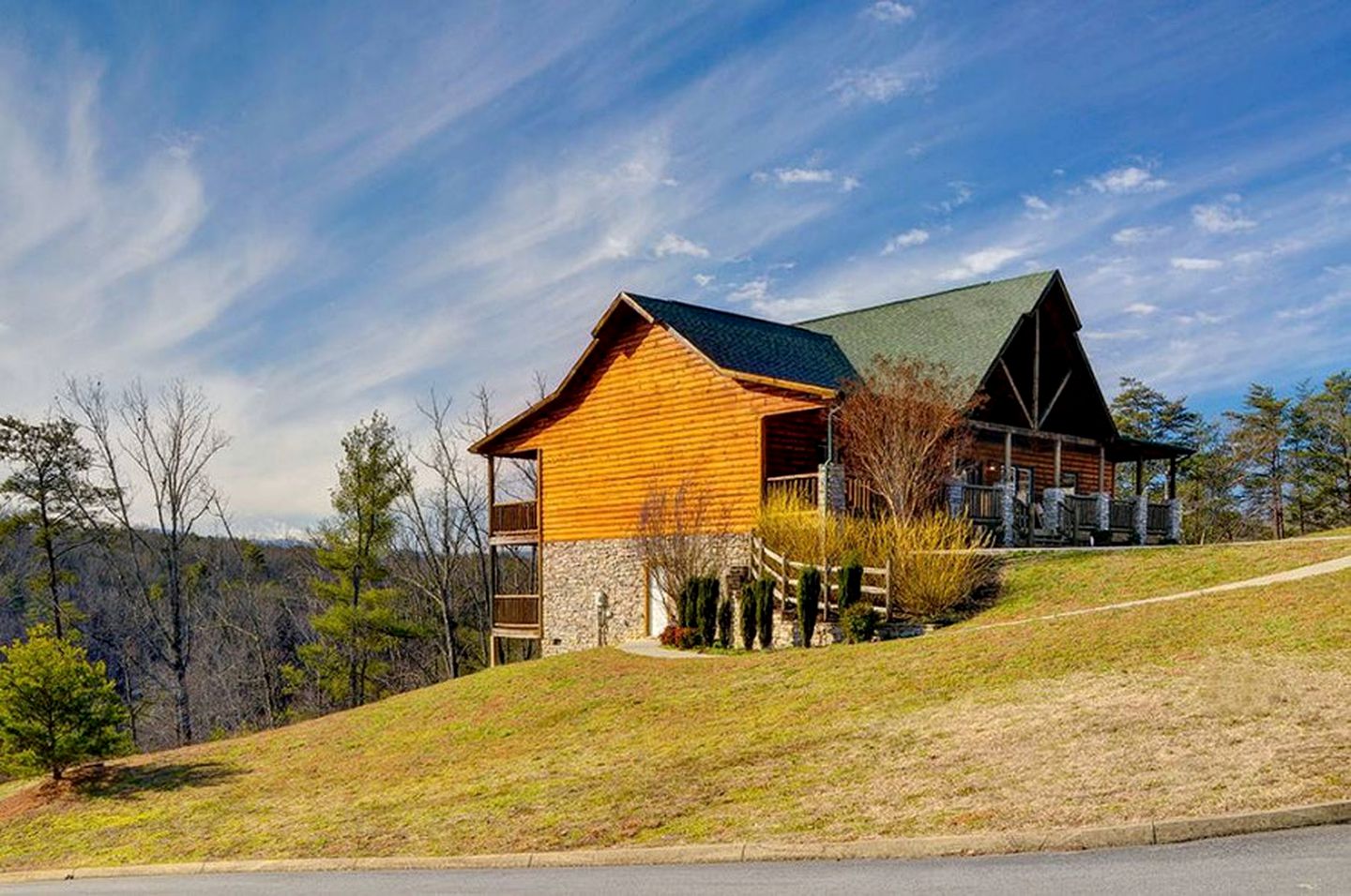 Spacious Cabin with Game Room and Hot-tub in Sevierville, Tennessee