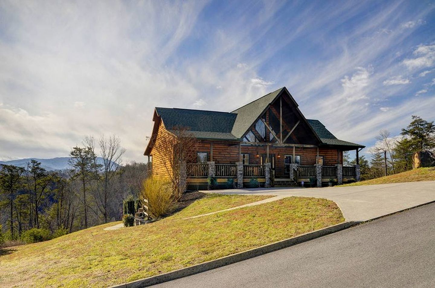 Spacious Cabin with Game Room and Hot-tub in Sevierville, Tennessee
