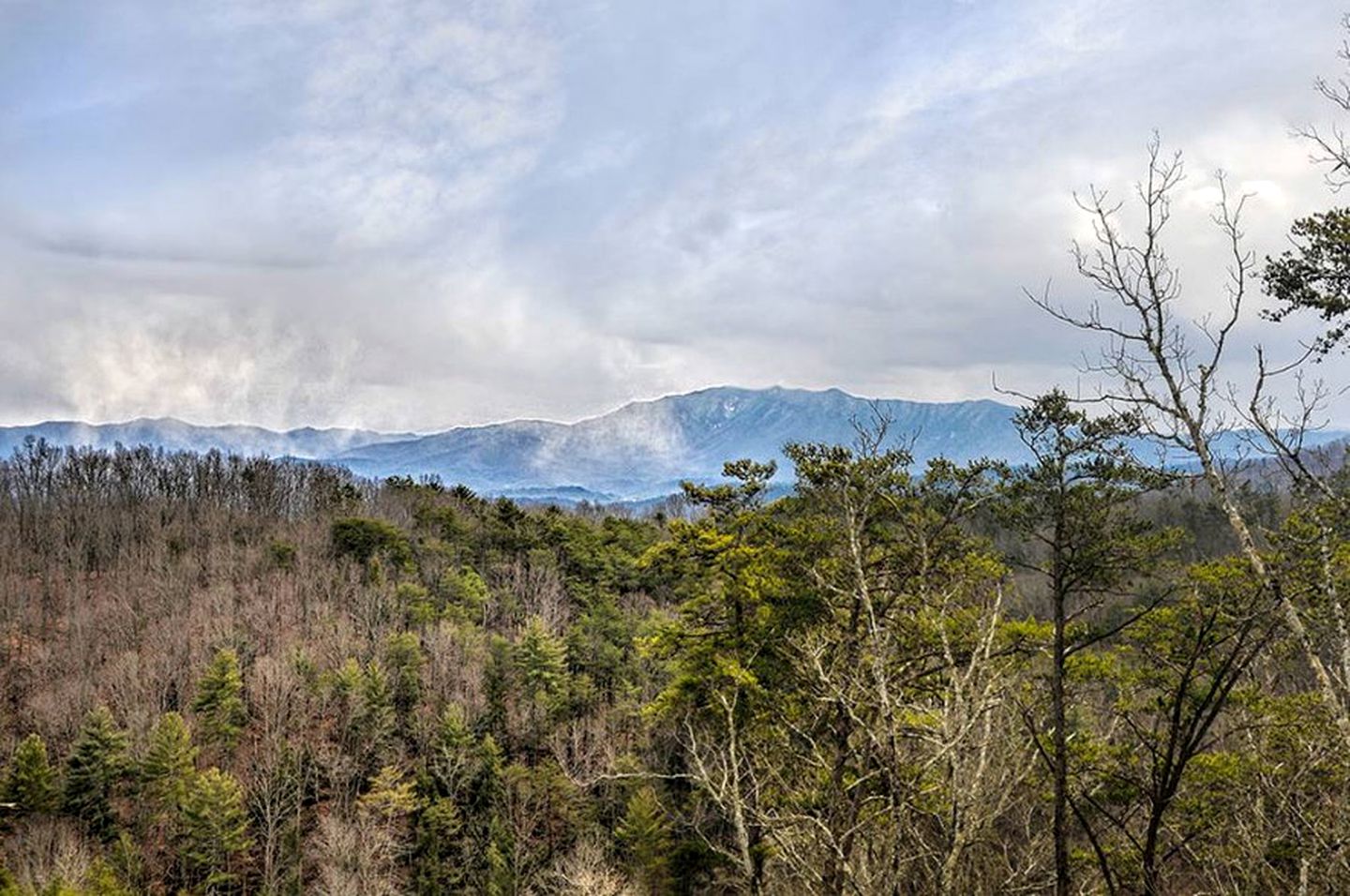 Spacious Cabin with Game Room and Hot-tub in Sevierville, Tennessee