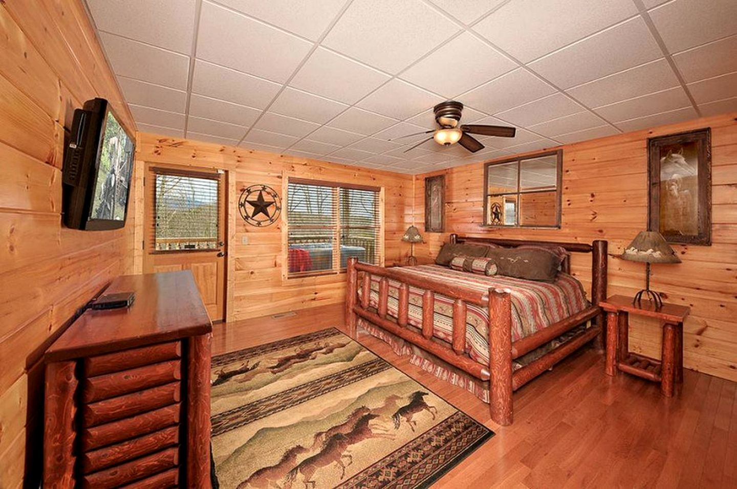 Spacious Cabin with Game Room and Hot-tub in Sevierville, Tennessee