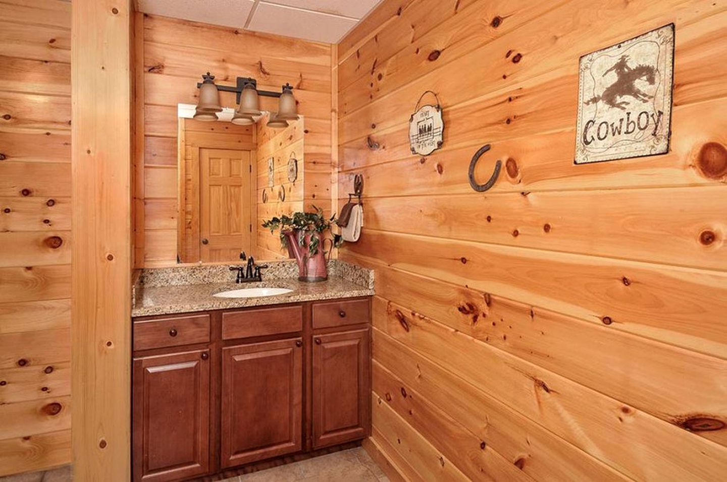 Spacious Cabin with Game Room and Hot-tub in Sevierville, Tennessee