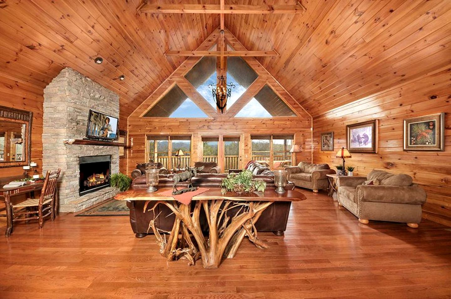 Spacious Cabin with Game Room and Hot-tub in Sevierville, Tennessee