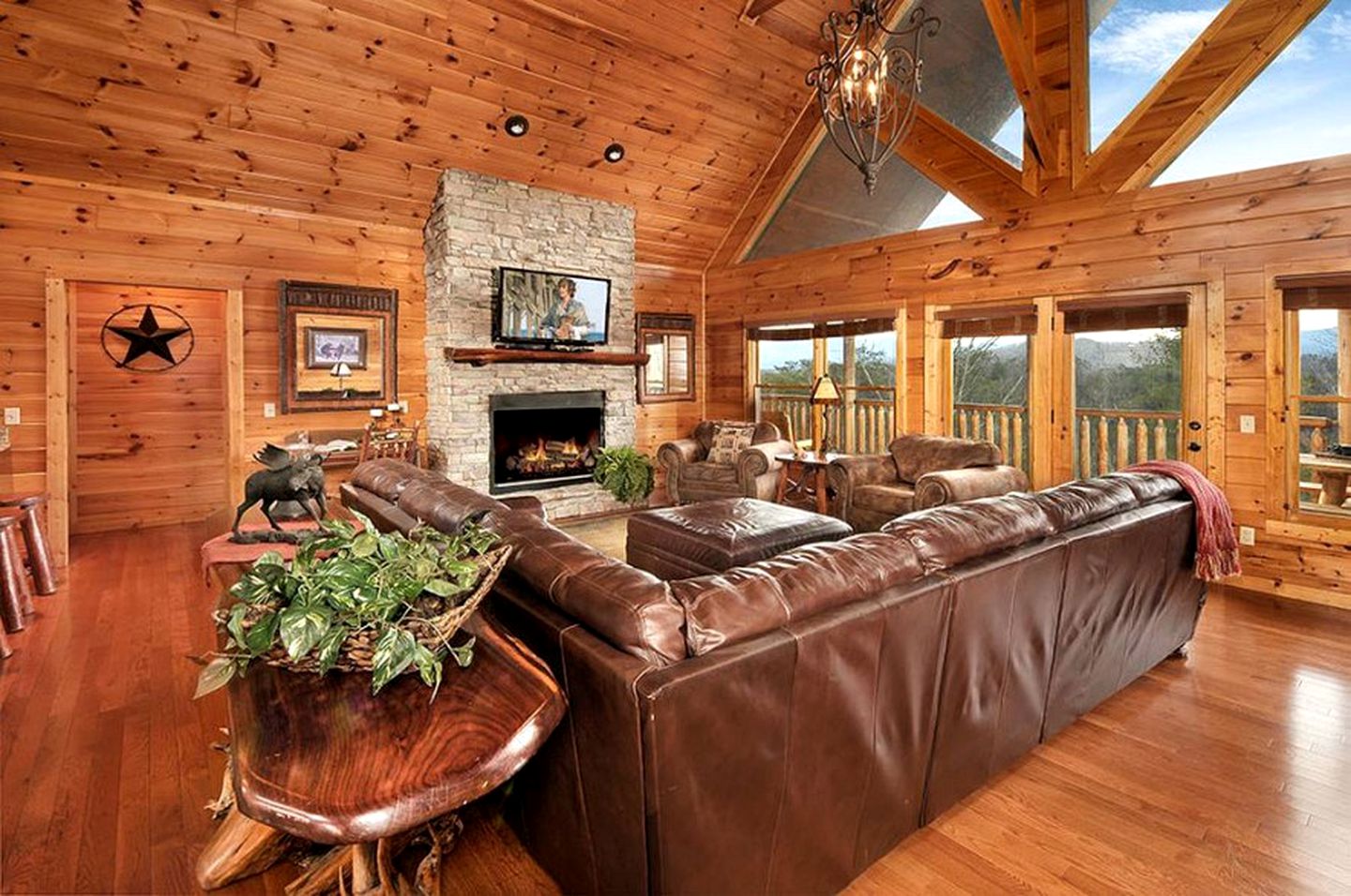 Spacious Cabin with Game Room and Hot-tub in Sevierville, Tennessee