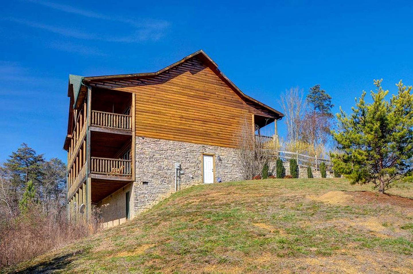 Spacious Cabin with Game Room and Hot-tub in Sevierville, Tennessee