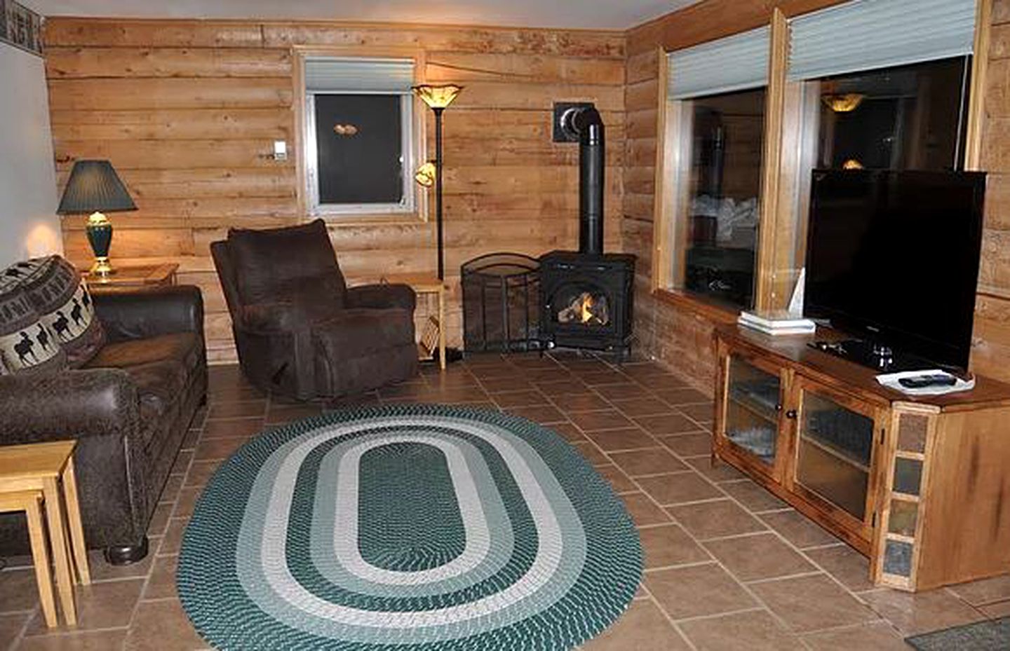 Lakeside Cabin Rental for an Adventure Getaway on Daniel’s Lake, Alaska