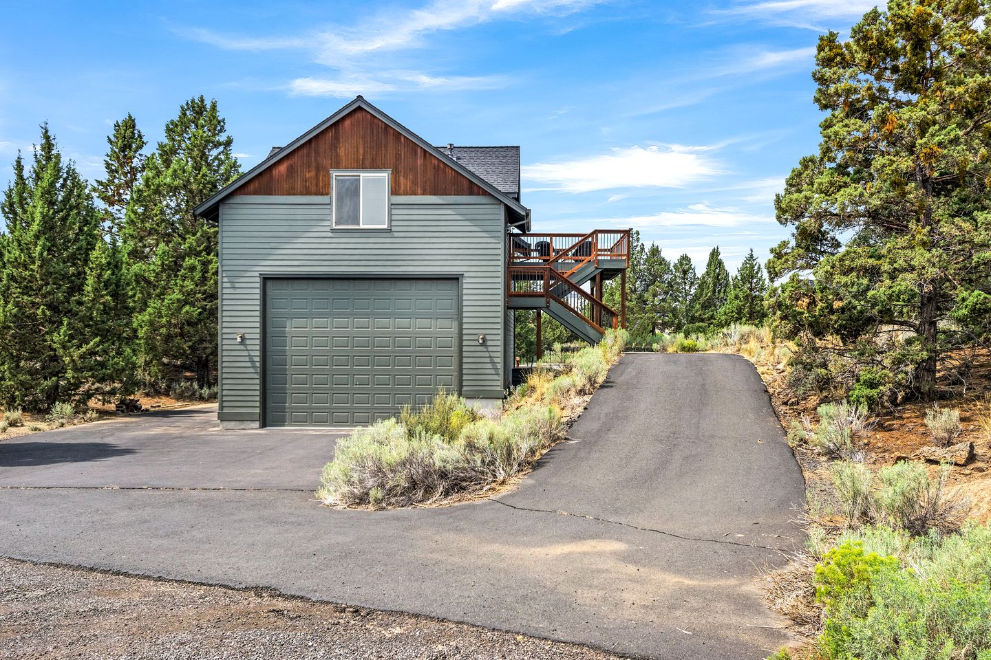 Beautiful Modern Cabin with Pool, Private Deck and Fire Pit in Bend, Oregon