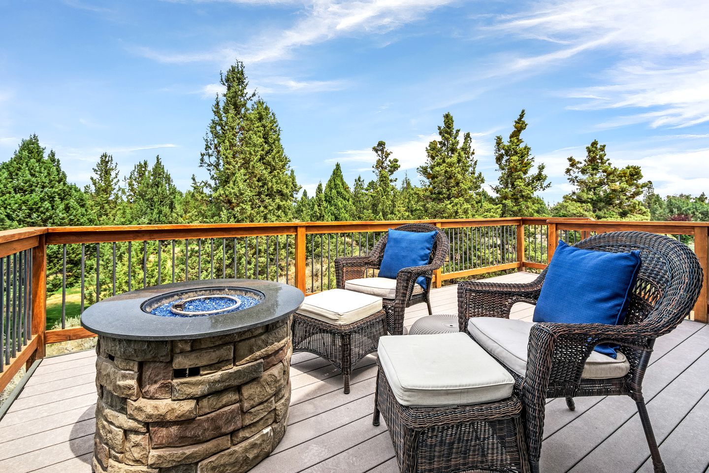 Beautiful Modern Cabin with Pool, Private Deck and Fire Pit in Bend, Oregon